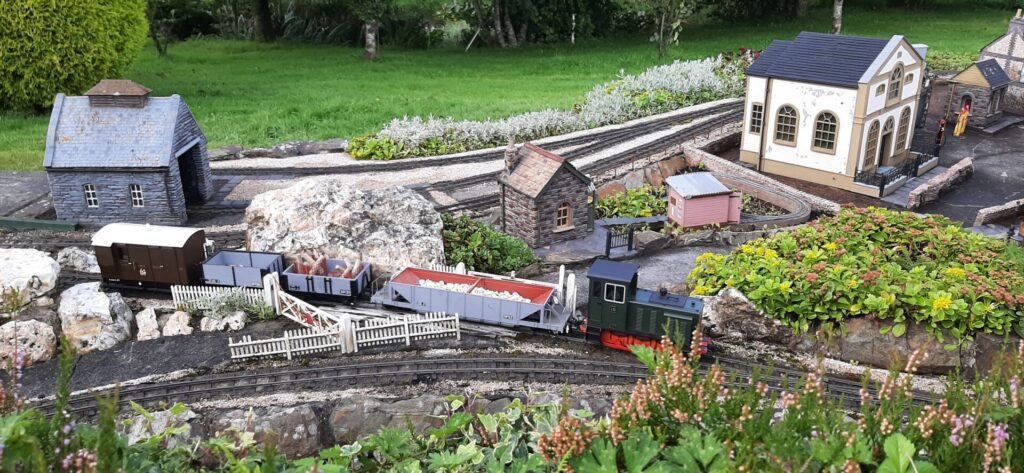 Baguley Drewry passing the village (Photo: Chris Thompson)